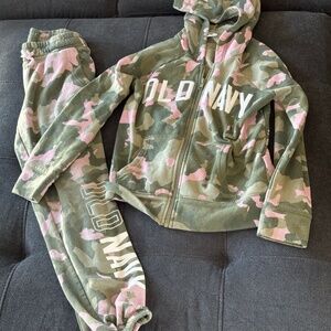 Old Navy Girls Camo Sweatsuit (size 8)